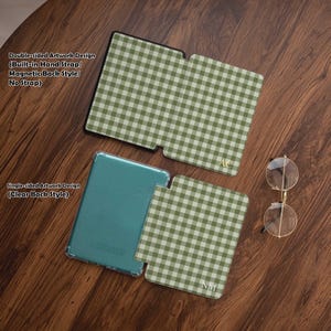 Puede incluir: Vista a&eacute;rea de dos fundas para tabletas y una tableta transparente. Las fundas presentan un dise&ntilde;o de cuadros verdes y blancos. Una funda est&aacute; abierta, revelando una correa de mano incorporada. El texto dice: Double-sided Artwork Design y Single-sided Artwork Design.