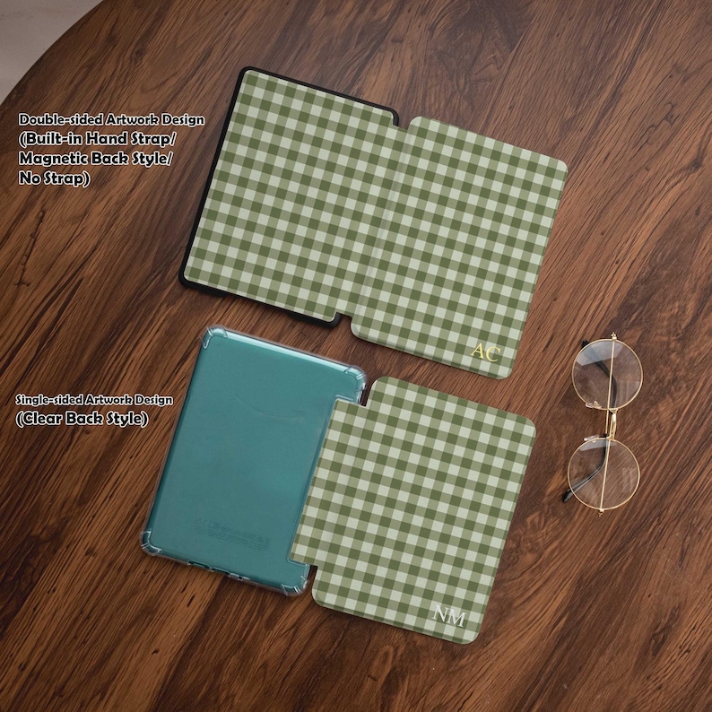 Puede incluir: Vista a&eacute;rea de dos fundas para tabletas y una tableta transparente. Las fundas presentan un dise&ntilde;o de cuadros verdes y blancos. Una funda est&aacute; abierta, revelando una correa de mano incorporada. El texto dice: Double-sided Artwork Design y Single-sided Artwork Design.