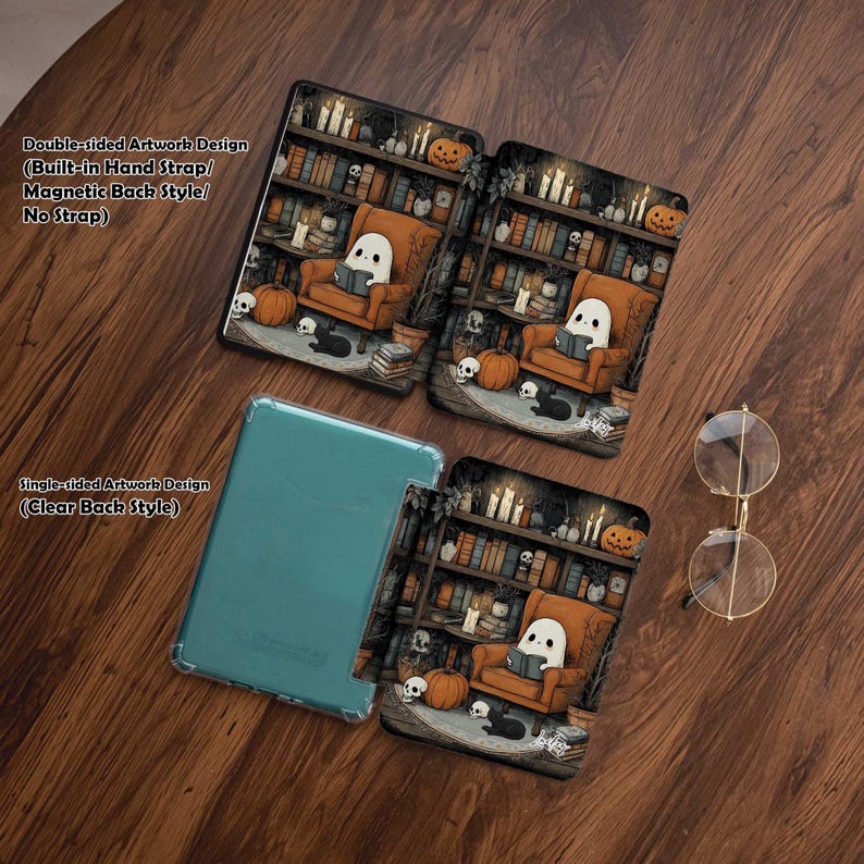 K&ouml;nnte beinhalten: Eine t&uuml;rkisfarbene Tableth&uuml;lle und drei H&uuml;llen mit einem Halloween-Motiv. Das Design zeigt einen Geist, der in einem Sessel vor einem B&uuml;cherregal liest, K&uuml;rbisse, Totenk&ouml;pfe und eine schwarze Katze. Der Text auf der H&uuml;lle lautet "Double-sided Artwork Design" und "Single-sided Artwork Design".