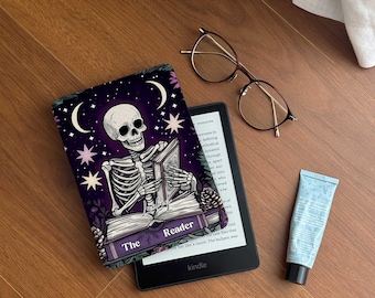 Skull Reader Kindle Paperwhite 12th Cover: Magnetic/Clear Back Case