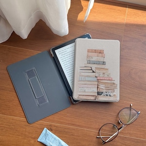 Bookish Dreams All Kindle Paperwhite 12th 7 Kobo Clara Color Auto Wake/Sleep Klar/Magnetic Back Kindle Hülle mit Gurt Geschenk für Sie