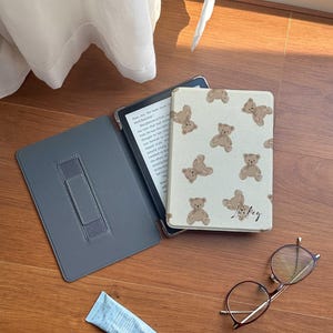 Teddy Bear Kindle Paperwhite Case: Magnetic/Clear Back, Auto Wake/Sleep