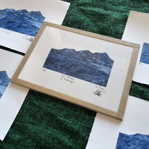 Blaue Vulkane - Gravur auf Tetrapack Milchkarton - Landschaft der Auvergne in Frankreich