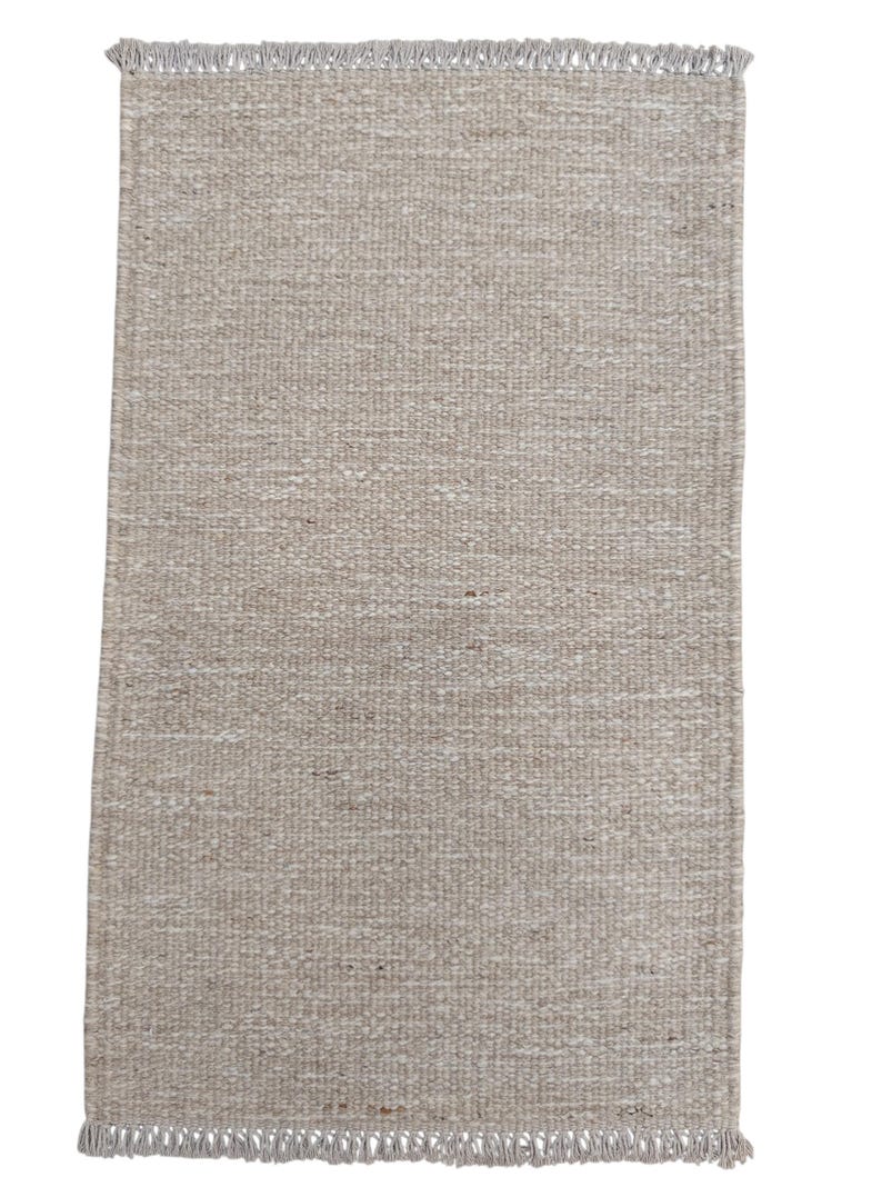 K&ouml;nnte beinhalten: Ein rechteckiger Webteppich in einer neutralen Farbpalette aus Beige und Off-White. Der Teppich weist eine gleichm&auml;&szlig;ige, dicht gewebte Textur auf und ist an beiden k&uuml;rzeren Seiten mit kurzen, geraden Fransen versehen.