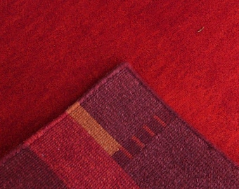 Alfombra de lana roja anudada a mano, alfombra geométrica indo-nepalí, burdeos y óxido.