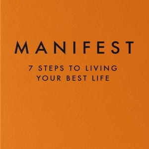 Può includere: Copertina di libro arancione con il titolo "MANIFEST" in testo nero. Sotto il titolo c'è il testo "7 STEPS TO LIVING YOUR BEST LIFE" in testo nero. Il nome dell'autore, "ROXIE NAFOUSI", è stampato in testo nero nella parte inferiore della copertina.