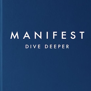 Pode incluir: Uma capa de livro azul com o título "MANIFEST" em texto branco, seguido das palavras "DIVE DEEPER" em texto branco menor. O nome do autor, "ROXIE NAFOUSI", está impresso em branco na parte inferior da capa.