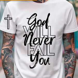 Op de afbeelding: Wit T-shirt met een zwarte grafische afbeelding met de tekst "God Will Never Fail You" en een kruis boven de tekst.