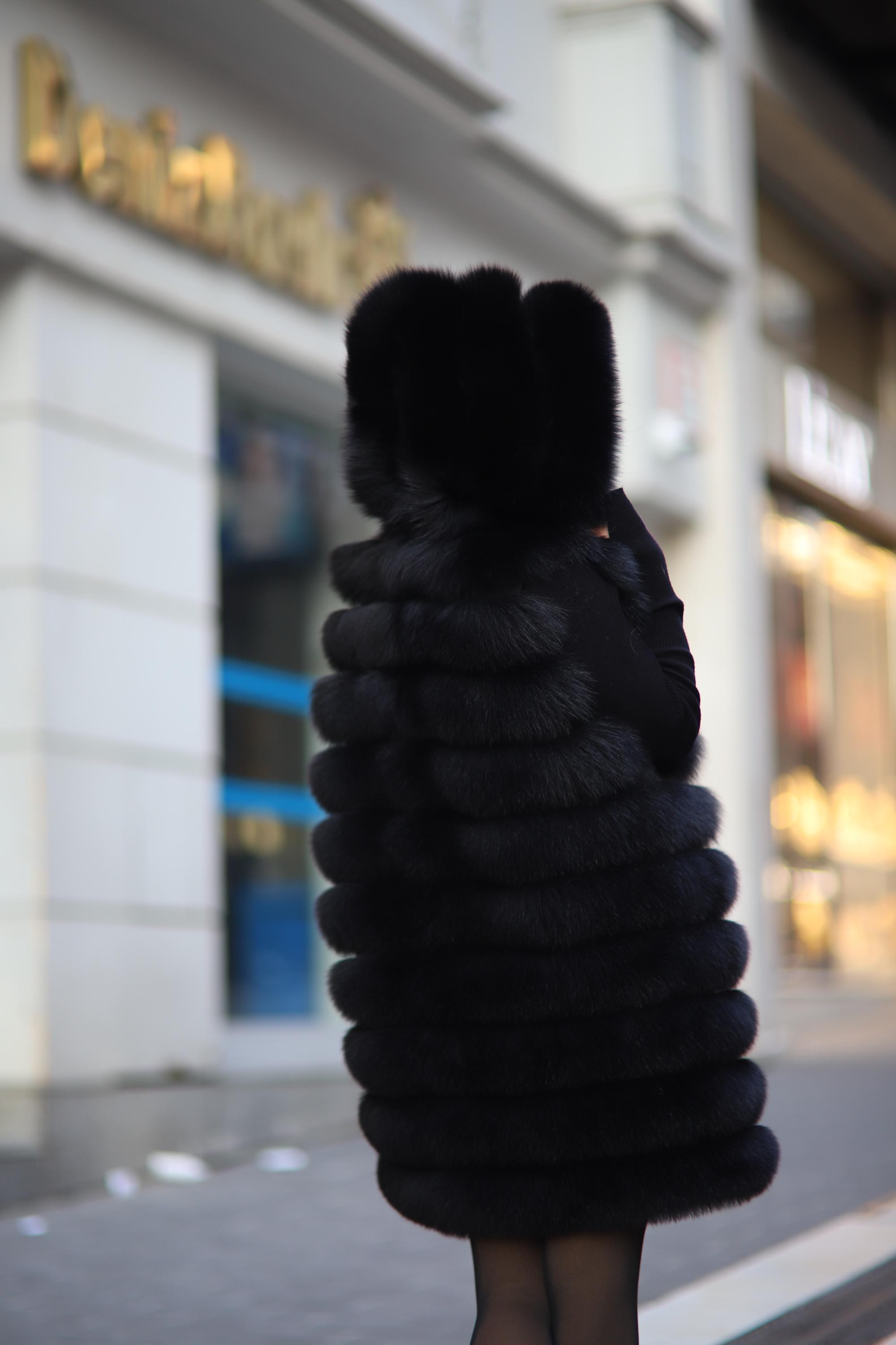 ハンドメイドのフード付きブラックフォックスファーベスト：ロング丈の