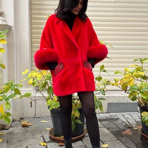 Roter Alpaka Wollmantel mit Fuchspelz Kragen: Luxus Winter Oberbekleidung