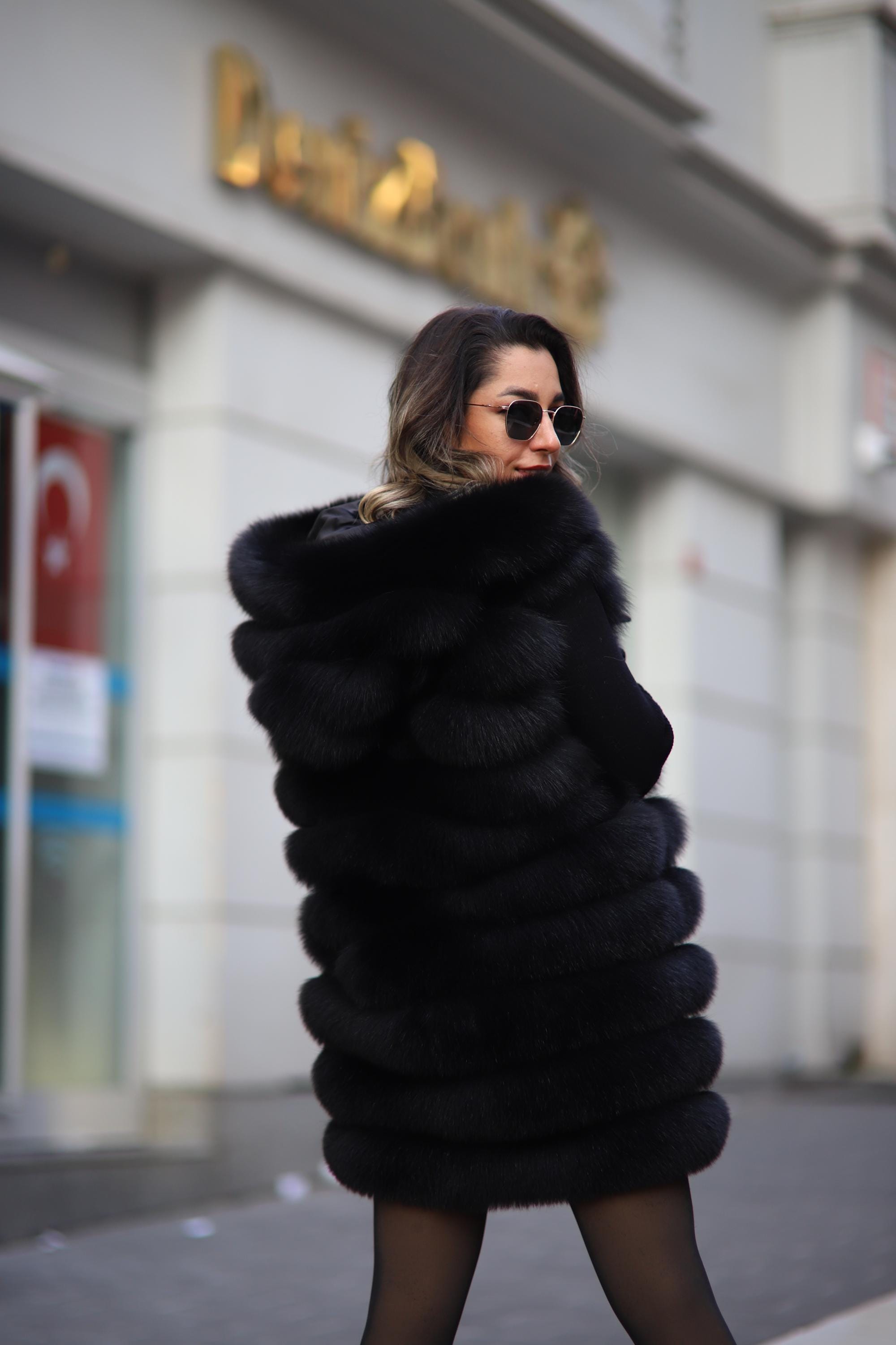 ハンドメイドのフード付きブラックフォックスファーベスト：ロング丈の