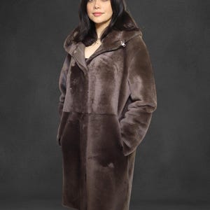 Women&#39;s Reversible Shearling Coat with Hood – Real Lambskin Leather Jacket – Lightweight Wool Winter Coat – Warm Elegant Outerwear