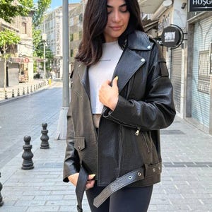 Oversized zwart leren jack uit de jaren 90: vintage boxy-pasvorm