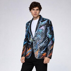 Peut inclure: Un blazer noir avec un imprimé galaxie vibrant et coloré. La veste présente un motif rayé blanc et bleu sur le devant, avec un t-shirt blanc en dessous. Le blazer a un revers classique et une fermeture à un bouton.