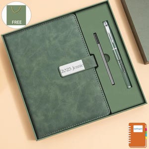 Gepersonaliseerde leren A5-notitieboekenset met gegraveerde naam, aangepaste kleuropties, geschenkdoos en pen voor Moederdag/Vaderdag, gepersonaliseerd cadeau