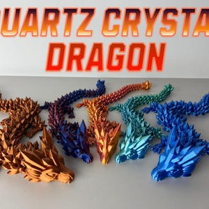 Könnte beinhalten: Ein Set aus sechs Kristall-Drachenfiguren in verschiedenen Farben, darunter Blau, Orange, Rot und Lila. Die Drachen sind aus facettiertem Kristall gefertigt und haben ein glänzendes, irisierendes Finish. Die Drachen sind in einer Reihe auf einer weißen Oberfläche angeordnet. Der Text "QUARTZ CRYSTAL DRAGON" wird über den Drachen angezeigt.