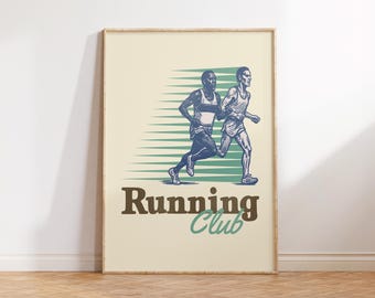 Pode incluir: Um poster emoldurado com uma ilustração vintage de dois corredores numa corrida. A obra de arte é em tons de azul, verde e castanho, com as palavras "Running Club" na parte inferior. O poster é exibido numa parede clara.