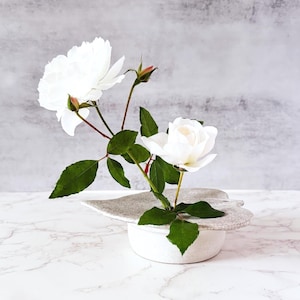 Jarrón de cerámica vintage para ikebana, hecho a mano, con forma de hoja y rana incorporada, firmado por el artista.