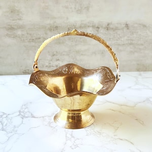 Vintage Brass Basket Bowl – Scalloped Edge with Etched Floral Details & Handle