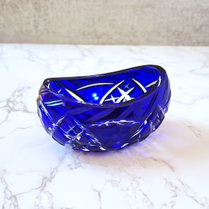 Vintage Boho Kobalt Schnitt zu klarer Kanuschüssel - Mid-Century Tschechische Kristallschale, Kunstglas Herzstück, gebogenes blaues Kristalldekor