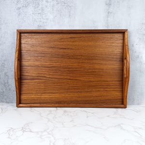Bandeja de teca vintage de mediados de siglo con asas - Bandeja rectangular de madera danesa moderna