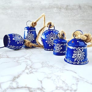 Campanas de metal azul pintadas a mano: campanas de viento bohemias con motivos florales populares, juego de 5