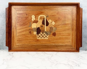 Bandeja de servir vintage de madera con marquetería, asas caladas e incrustaciones de cesta de frutas.
