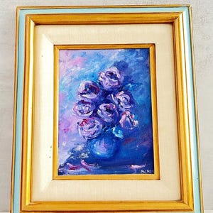 Pintura al óleo floral vintage: rosas pintadas a mano, marco dorado y azul