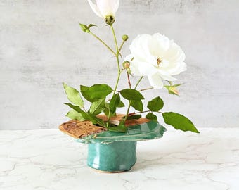 Jarrón Ikebana vintage hecho a mano: florero de cerámica firmado con rana, estilo japonés. Cerámica de estudio.