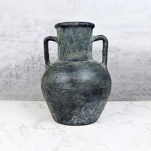 Vintage Verdigris Keramik Amforavas - Urna med två handtag och inristade klassiska motiv