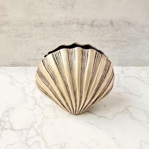 Vaso vintage in ottone massiccio con conchiglia - Decorazione costiera di metà secolo, fioriera a conchiglia