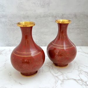 Vintage cloisonné-vazen: rood en goud geëmailleerd, oosters decor, paar messing
