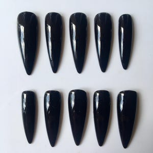 Unghie finte nere riutilizzabili fatte a mano