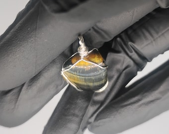 Collar con colgante de ojo de tigre azul envuelto en alambre