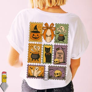 Peut inclure: T-shirt blanc avec un motif de timbres sur le thème d'Halloween. Les timbres représentent une citrouille, un chat noir, des fantômes, un chaudron et un crâne. La phrase "Trick or Treat" est également visible. Un design amusant et festif.
