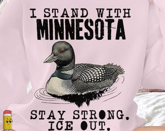 Camiseta "I Stand With Minnesota" - Imagem PNG de um mergulhão de Minnesota, design de pássaro selvagem, vida no lago, decoração de cabana, amante da natureza e do ar livre.