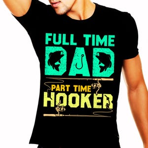 Peut inclure: T-shirt noir avec l'inscription "FULL TIME DAD" en vert et "PART TIME HOOKER" en jaune. Le motif comprend des poissons et des cannes à pêche, parfait pour les amateurs de pêche.
