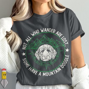 Berg-Doodle-Hund mit Kompass – Abenteuer (PNG, SVG), Design mit Berggeometrie, Grafik für Outdoor-Entdecker, T-Shirt-Design für Camping- und Wanderfreunde