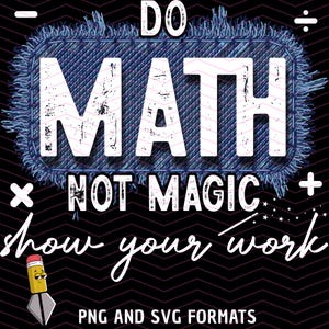Peut inclure: Fond noir avec un rectangle bleu façon denim portant l'inscription blanche « DO MATH NOT MAGIC show your work ». Le texte est blanc avec un effet vieilli. Un crayon de dessin animé est dans le coin inférieur gauche. Le texte « PNG AND SVG FORMATS » est en bas.