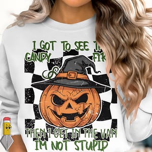 Peut inclure: Sweat-shirt blanc avec un motif sur le thème d'Halloween. Le motif présente une citrouille d'Halloween portant un chapeau de sorcière, sur un fond à carreaux noir et blanc. Le texte comprend "I GOT TO SEE CANDY THEN I GET IN THE VAN I'M NOT STUPID."