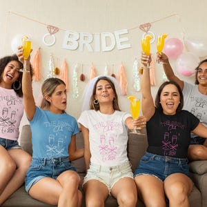 独身パーティーTシャツ、花嫁チームTシャツ、カスタマイズ可能なシャツ、ブライダルシャワーギフト、婚約者とその友人グループのためのシャツ