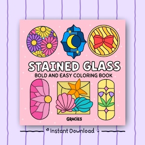 Może przedstawiać: Kwadratowa okładka kolorowanki z jasnor&oacute;żowym tłem zawierająca tekst STAINED GLASS BOLD AND EASY COLORING BOOK oraz GRACIES. Przedstawia sześć kolorowych ilustracji witraży, w tym kwiaty, księżyc i muszle.