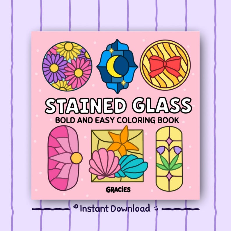 Może przedstawiać: Kwadratowa okładka kolorowanki z jasnor&oacute;żowym tłem zawierająca tekst STAINED GLASS BOLD AND EASY COLORING BOOK oraz GRACIES. Przedstawia sześć kolorowych ilustracji witraży, w tym kwiaty, księżyc i muszle.