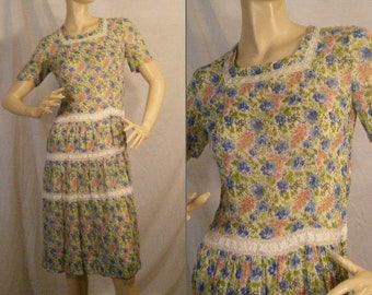 Vtg 1930s Floral cotton dress with Lace insets and Tiny pearl buttons Small Medium