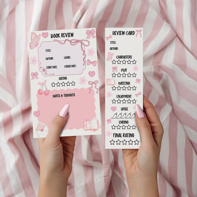 Puede incluir: Se muestran dos tarjetas rosas de rese&ntilde;a de libro. La tarjeta izquierda, con la etiqueta "Book Review", tiene campos para el t&iacute;tulo, el autor, el g&eacute;nero y las fechas. La tarjeta derecha, con la etiqueta "Review Card", tiene campos para los personajes, la trama, la escritura, el disfrute, el picante, el final y la calificaci&oacute;n final.