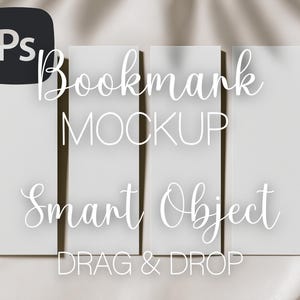 Könnte beinhalten: Ein Mockup mit vier rechteckigen weißen Lesezeichen mit dem Text "Bookmark MOCKUP Smart Object DRAG & DROP" in einer stilvollen Schriftart. Ein schwarzes Quadrat mit den Buchstaben "Ps" befindet sich in der oberen linken Ecke.