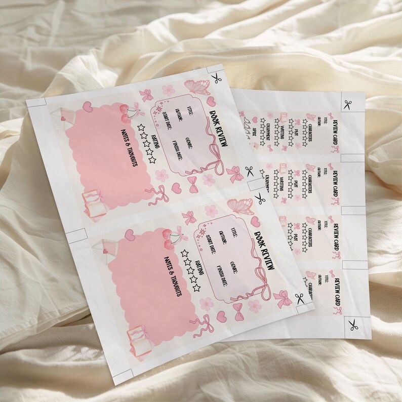 Puede incluir: Dos tarjetas rosas y blancas de rese&ntilde;as de libros con lazos decorativos, mariposas y corazones. Las tarjetas tienen espacio para el t&iacute;tulo, el g&eacute;nero, la calificaci&oacute;n y las notas. El texto "BOOK REVIEW" es visible.