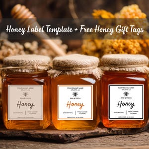 Może przedstawiać: Trzy szklane słoiki miodu z pokrywkami z juty. Każdy słoik ma etykietę ze słowem "Miód", "Surowy i Świeży" oraz "100% Naturalny". Etykiety zawierają również tekst "Z kwiatów letnich" i "Zebrane".