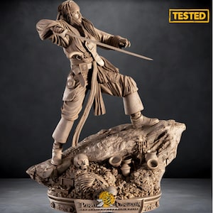 Könnte beinhalten: Detaillierte beige Statue eines Piraten mit Schwert, stehend auf einem felsigen Sockel mit Skelett und Töpferwaren. Die Statue stammt aus der Fluch der Karibik-Reihe und trägt das Wort "TESTED" in einem gelben Feld.