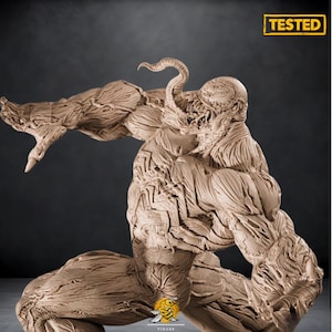 Puede incluir: Una figura detallada de color beige de un personaje monstruoso y musculoso con una lengua larga y curvada. La figura tiene una apariencia texturizada y orgánica y está posada en una postura dinámica. La palabra "TESTED" está en un cuadro amarillo.